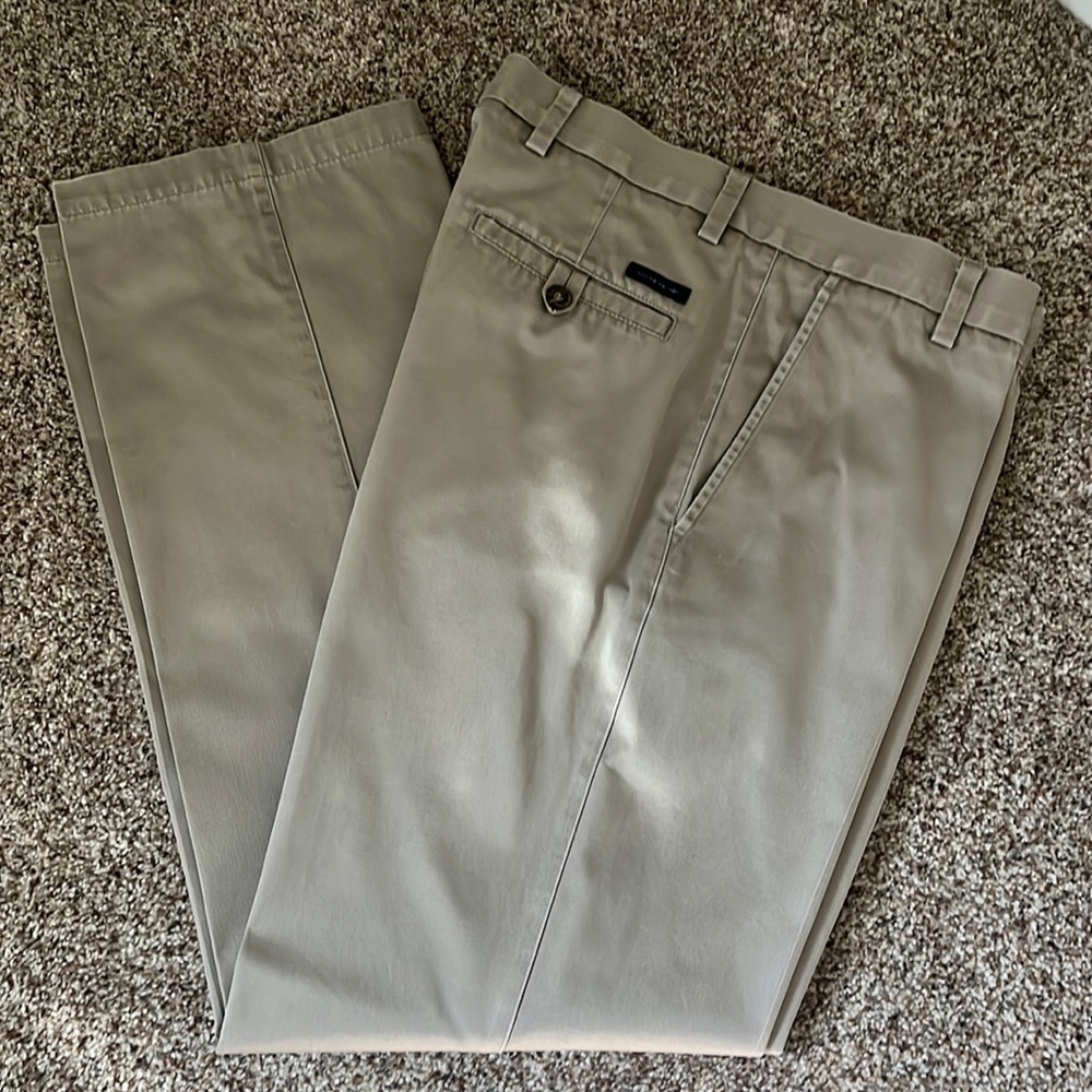 Dockers Khaki Casual Pants. 33x32. Straight fit.